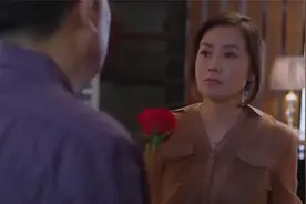 张嘉译抱住闫妮方言表白，结果被掐的嗷嗷叫！哈哈