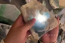 45万的翡翠石头，一刀切开！亏了19万  缅甸天然翡翠原石视频封面