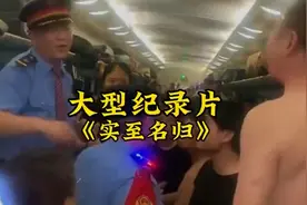 K1373列车停靠三小时,车内又闷又热又不透气,小伙怒砸车窗