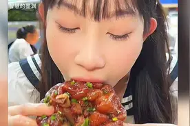 吴半饱重庆狂炫虎皮大肘子，现场围观群众被折服！！