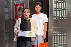 小芬跟着学长全家人坐船出海去硇洲岛探亲，准备了好多礼物..