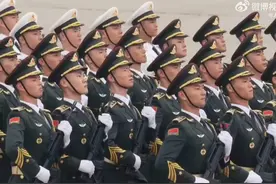 9月2日，越南国庆阅兵，中国仪仗队方阵经过检阅台，