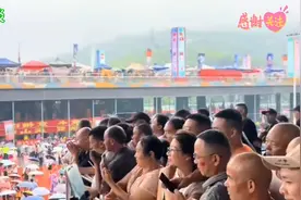 震撼！刀郎重庆演唱会场外人山人海百年不遇的雨中盛典