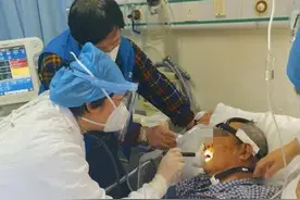 一位病危的50岁的肺癌晚期病人，早上突然解出了很多...图片