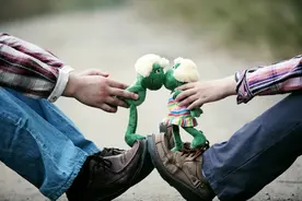 孩子高中毕业了，班主任要解散班级群，这时一位家长说...图片