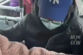 公交车惊现 "流氓女" ！女子狂追小伙数条街，网友怒斥: 这还能忍？图片