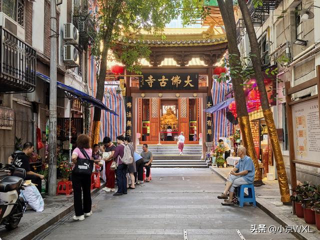 位于北京路旁的大佛寺，香客络绎不绝