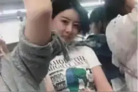 地铁偶遇漂亮小姐姐，偷瞄被发现了好尴尬，网友:小伙子遇到真爱图片