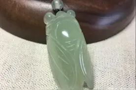 女子拿戴了10年的玉佩去鉴宝，专家看后，吓了一跳：你胆子太大了图片