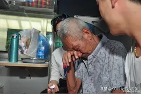 父母把百万房产全给弟弟，大儿子气愤离家5年，父亲车祸都不回家图片