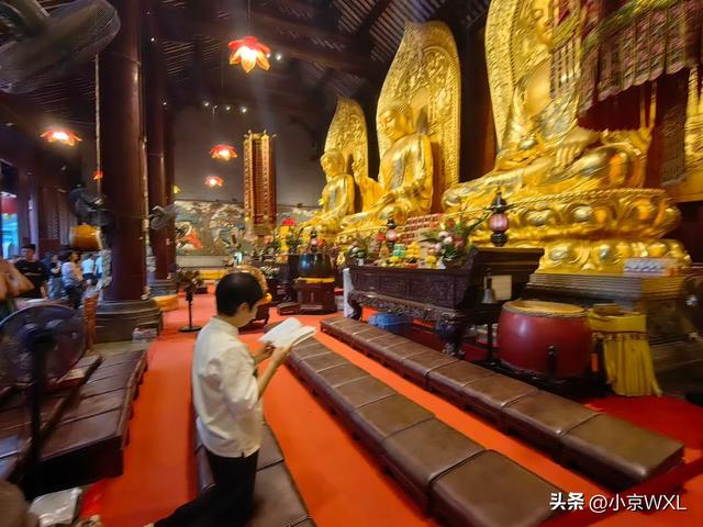 位于北京路旁的大佛寺，香客络绎不绝
