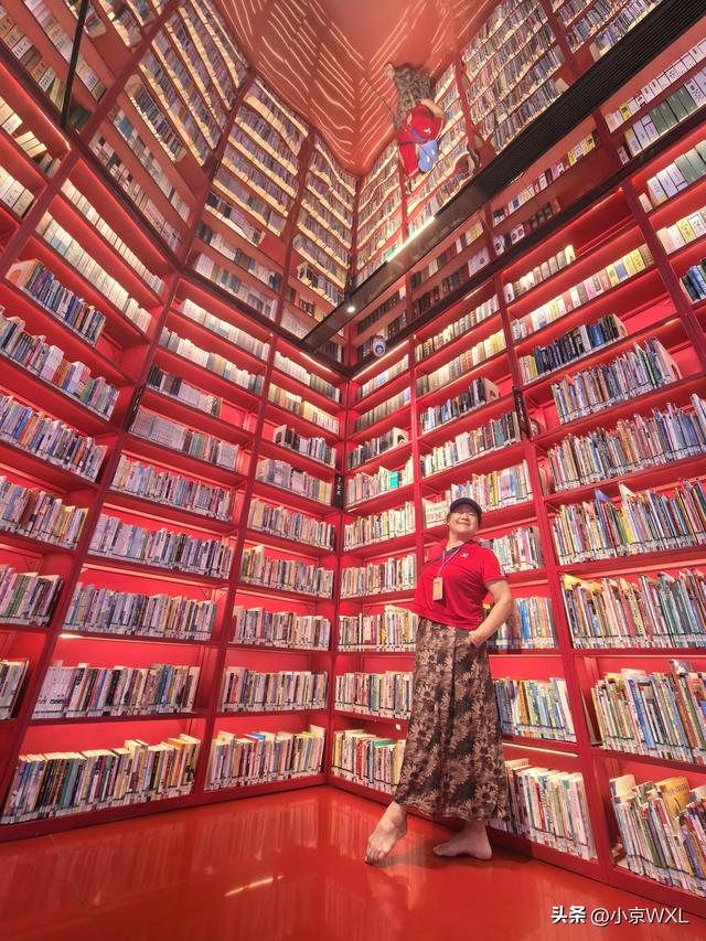 南沙游艇会里的灯塔图书馆