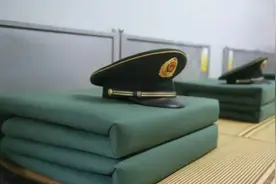 军人在部队中，一年四季都是一床薄被，寒冷的冬天怎么办？图片