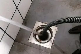 维修工给女子通下水道，要价80元图片