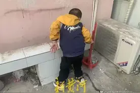 揭开家庭暴力的面纱，男童被生母虐待致残，男孩还以为...图片