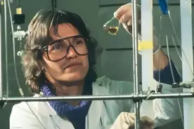 1996年，女科学家在做实验时，不小心将2滴化学试剂滴到了手上图片