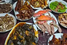 第一次去东北朋友家吃饭，500多元的牛蛙没去内脏，整只端上桌图片