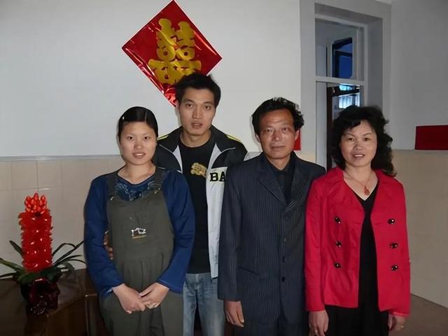 杭州父子同时结婚拜堂，两个新娘的关系让人大跌眼镜