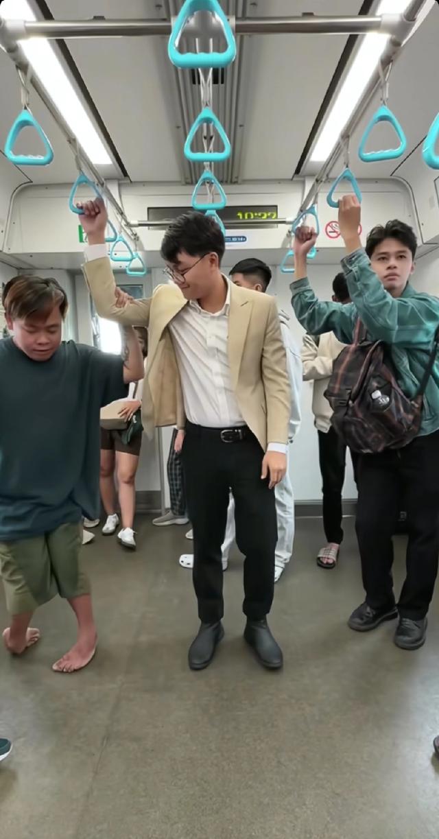 地铁上你遇过哪些暖心瞬间