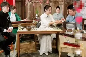 董宇辉，武当山之行遇见的这位优雅茶艺师，身份令人出乎意料！图片