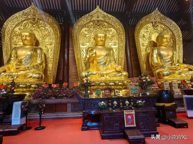 位于北京路旁的大佛寺	，香客络绎不绝
