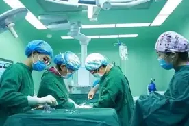22岁男孩过着悲惨的生活：为了穿漂亮的裙子做变性手术图片