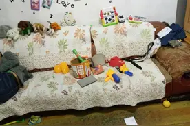 沙发发黄有污渍怎么办？干洗店员工透露：学这3招就能...图片