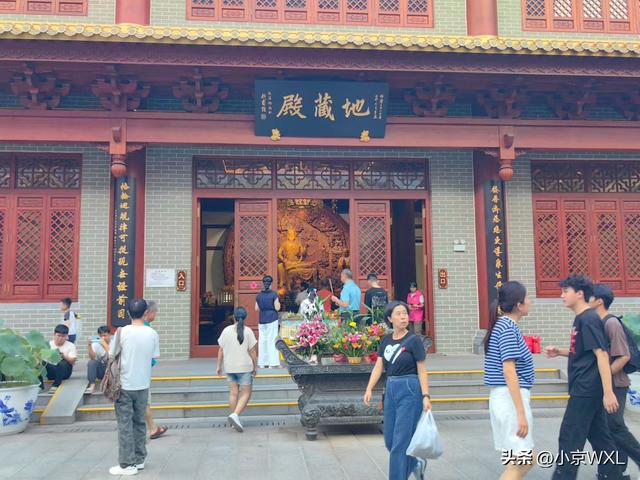 位于北京路旁的大佛寺	，香客络绎不绝