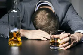 酒瘾自测：喝酒出现这4种情况，别不承认，你已经是“酗酒...图片