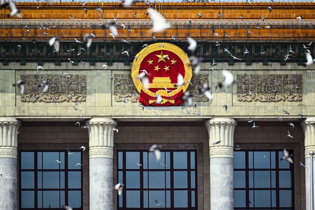 和平鸽与国徽同框壁纸