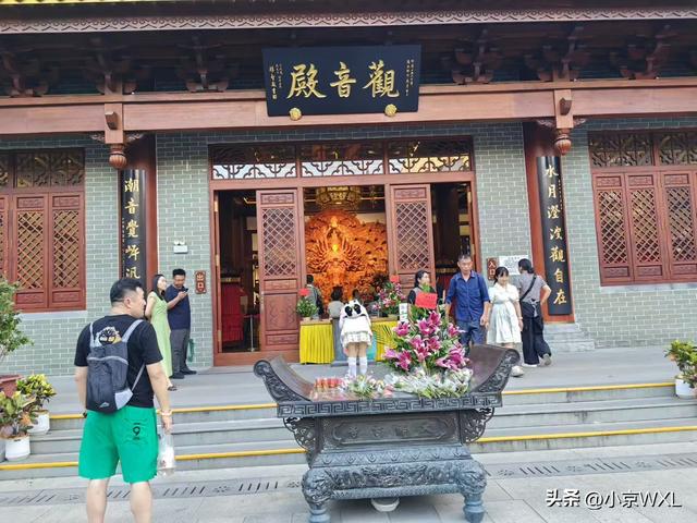 位于北京路旁的大佛寺，香客络绎不绝
