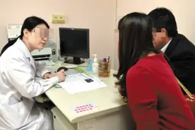 女子月经推迟1个月，做了结扎手术，结果怀孕了，老公生气要离婚图片