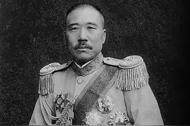 张宗昌带母亲赴宴，张母看见一盘鲜荔枝，连壳带肉一起吞下图片