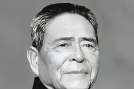 1981年，武术家冯志强与库玛在京城体育学院比武切磋图片