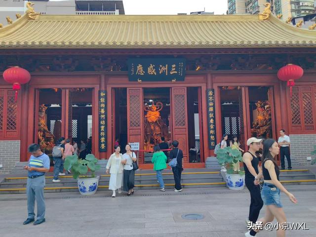 位于北京路旁的大佛寺，香客络绎不绝