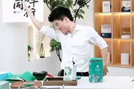 董宇辉卖三角形茶具，当场证明它易漏！网友：洋相，还得是你出！图片