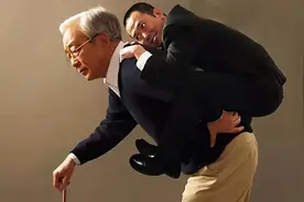 《揭秘“新型啃老”：父母炫耀子女优秀的背后，隐藏着...图片