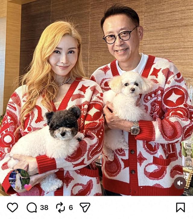 李嘉欣在香港别墅过年，染了一头金发打扮喜庆，与老公抱狗拜年