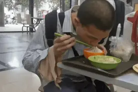 韦东奕也懂人情世故，堂姐带孩子来北大图片