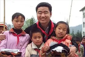 丛飞墓地：生前资助200多贫困儿童，死后和妻子合葬鲜少人来图片