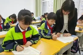 中小学校收取的课后延时服务费本是一项合法合规的收费图片