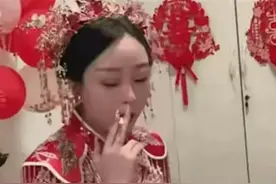 女子婚床待嫁，犯烟瘾偷偷抽烟图片