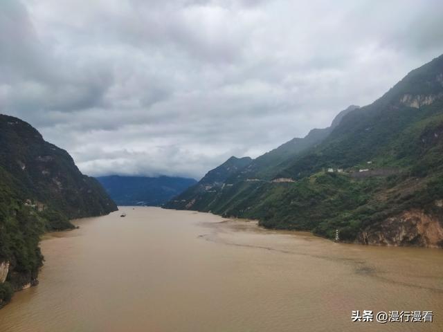 今天长江“牛肝马肺峡”水的黄，一点也不输于黄河水的黄