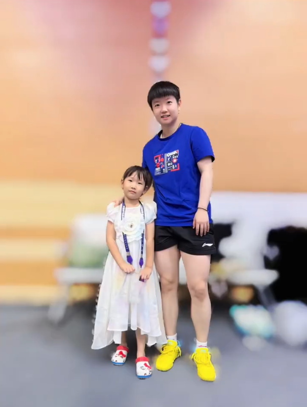 前国手刘燚女儿和孙颖莎王楚钦合影