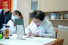 许女士29岁，3年前确诊慢性肾炎，当时尿检发现有蛋白图片