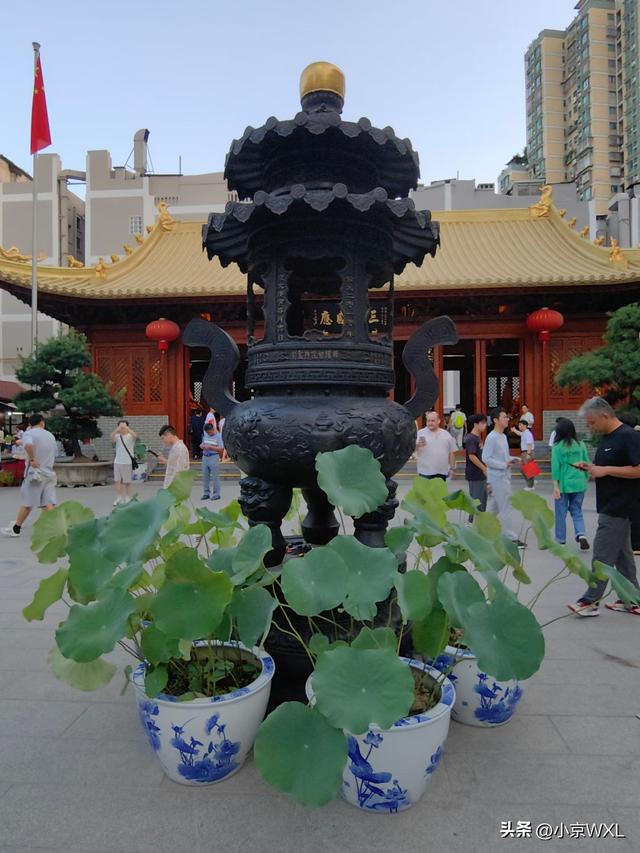 位于北京路旁的大佛寺，香客络绎不绝