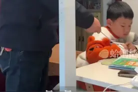 外公是大学教师辅导外孙作业，半小时后安慰女儿：读书要有天分的图片