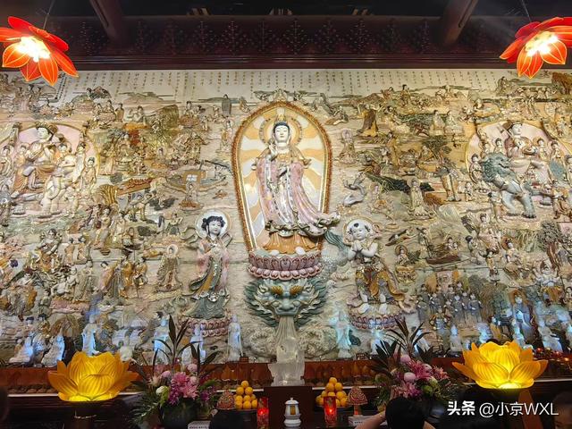 位于北京路旁的大佛寺	，香客络绎不绝