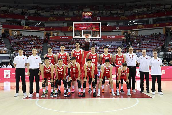 中国男篮带14人前往沙特