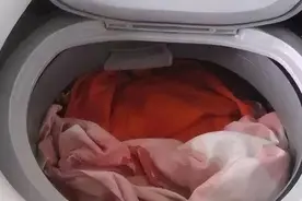 洗衣机“快洗”模式不能乱用！很多人不懂，难怪衣服臭...图片
